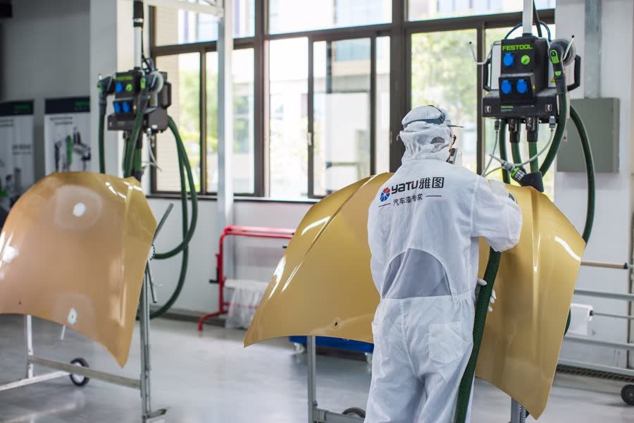 Tecnico Yatu durante una prova di verniciatura