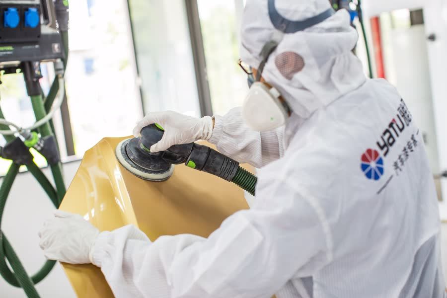 Tecnico Yatu al lavoro su un componente in cabina