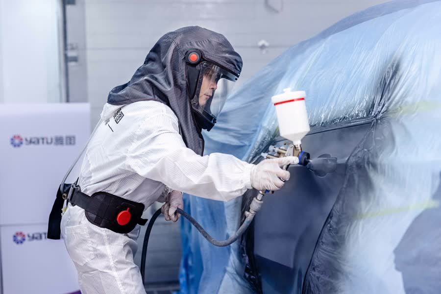 Tecnico Yatu durante l'applicazione della vernice
